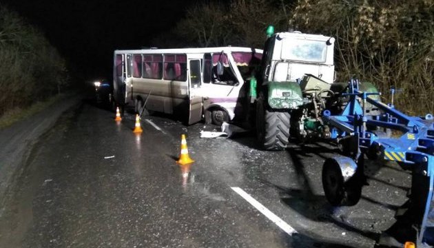 На Луганщине автобус столкнулся с трактором, 13 пострадавших